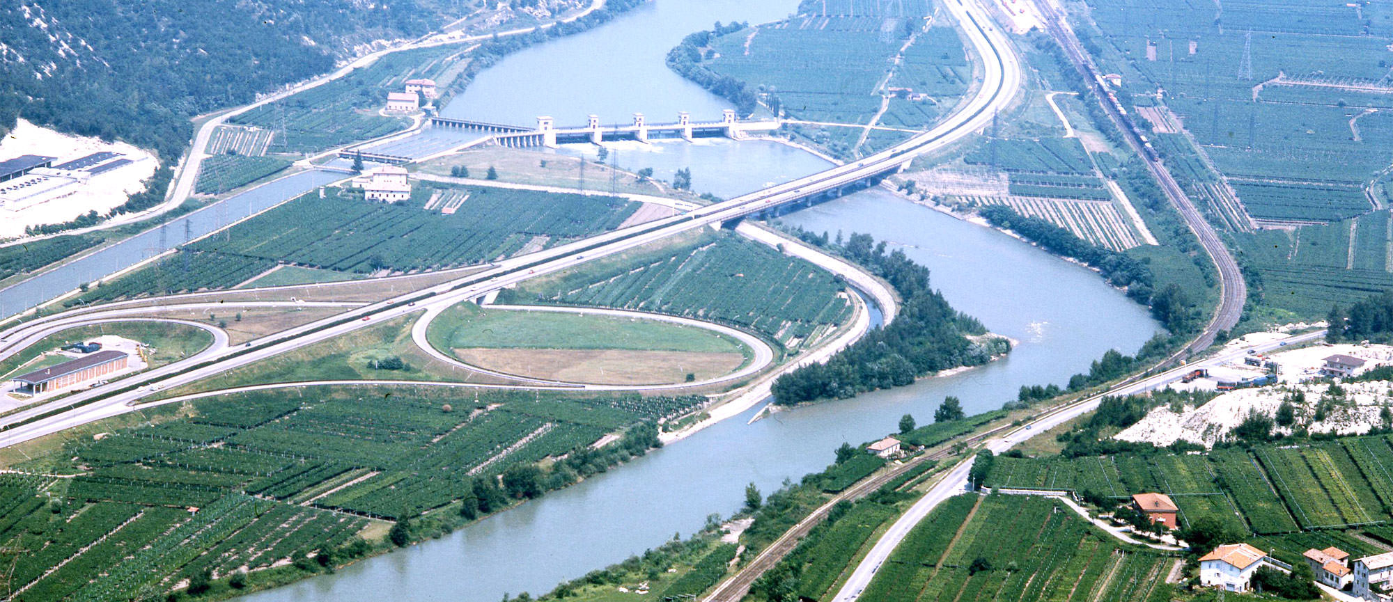 Vista aerea del ponte a struttura snella presso la chiusa sull'Adige, uno dei 14 ponti sul fiume tra Bolzano e Trento