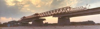 Ponte di lancio  - Struttura costituita da travi Gerber precompresse e pile in cemento armato. Vista del sistema per la realizzione e varo delle travi prefabbricate sul posto.