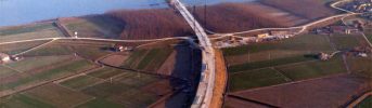 Vista aerea - Veduta della pianura Padana col ponte autostradale sul Po