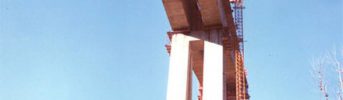 Vista dal basso - Pile realizzate con portali connessi alla base e colonne convergenti verso l'alto