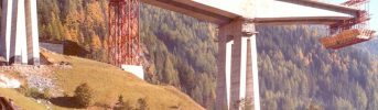 Sezione centrale - Realizzaione parallela di una della travi a mensola doppia lunga 166 m 