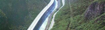Vista aerea del viadotto e del fiume - La forma armonica del viadotto accanto al fiume Isarco: lunghezza 2.412 m suddivisa in 69 campate da 35m