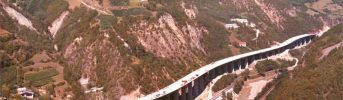 Una valle stretta - Il viadotto costeggia morbidamente il versante della valle