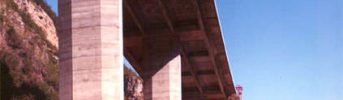Pavimentazione del viadotto - Copertura del viadotto larga 22.10 m realizzata con piastre precompresse