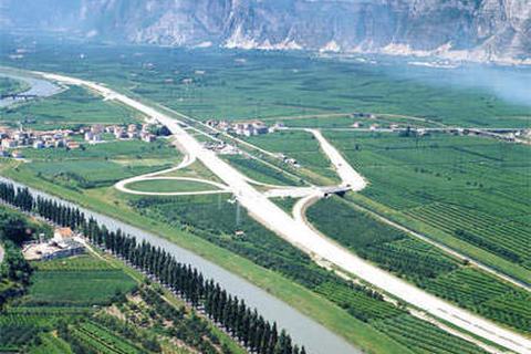 Svincolo di San Michele - Veduta dello svincolo di S. Michele-Mezzocorona a nord di Trento
