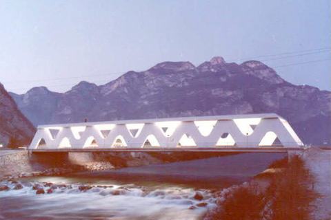 Una 'galleria' sopra il fiume Noce - Ponte in cemento armato a campata unica con struttura portante ondulata