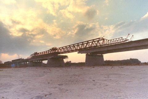 Ponte di lancio - Struttura costituita da travi Gerber precompresse e pile in cemento armato. Vista del sistema per la realizzione e varo delle travi prefabbricate sul posto.