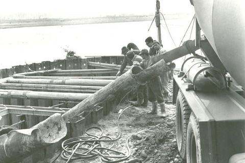 Getto delle pile - Getto delle pile per mezzo nel mezzo del fiume