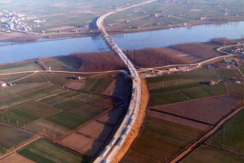 Vista aerea - Veduta della pianura Padana col ponte autostradale sul Po