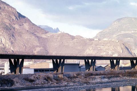 Lungo il fiume - Il ponte sopraelevato a la riva dell'isarco