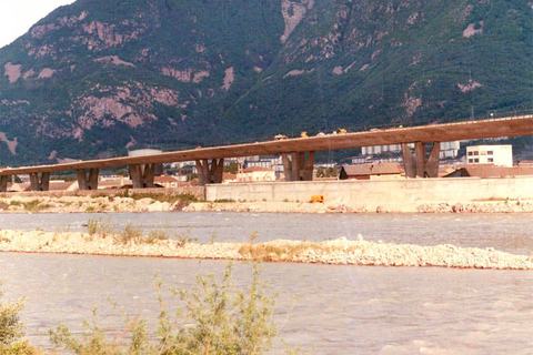 Lungo il fiume - Il ponte sopraelevato a la riva dell'isarco