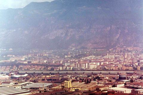 L'attraversamento della città - Veduta panoramica del città di Bolzano col viadotto autostradale finito