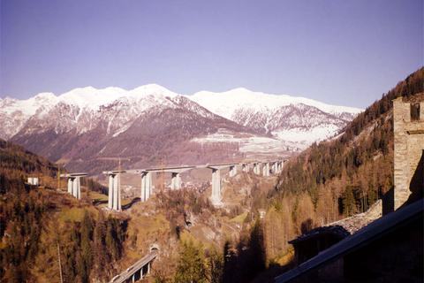 Il viadotto ed il paesaggio - Vista complessiva del viadotto in costruzione inserito nel paesaggio alpino e terminato in 28 mesi