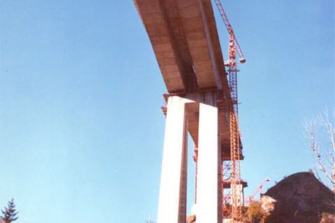 Vista dal basso - Pile realizzate con portali connessi alla base e colonne convergenti verso l'alto