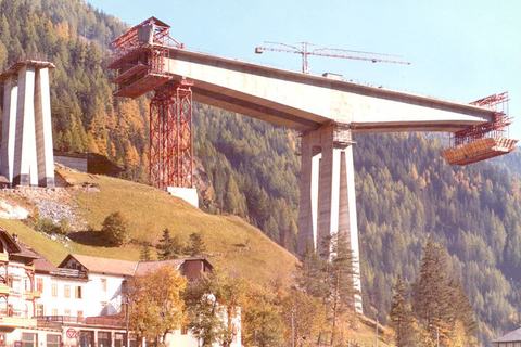 Sezione centrale - Realizzaione parallela di una della travi a mensola doppia lunga 166 m
