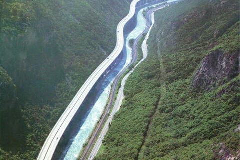 Vista aerea del viadotto e del fiume - La forma armonica del viadotto accanto al fiume Isarco: lunghezza 2.412 m suddivisa in 69 campate da 35m