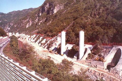 Getto delle pile - Pile di altezza tra 30 m e 55 m costruite utilizzando casseri mobili e pozzi di fondazione realizzati per stabilizzare il terreno circostante