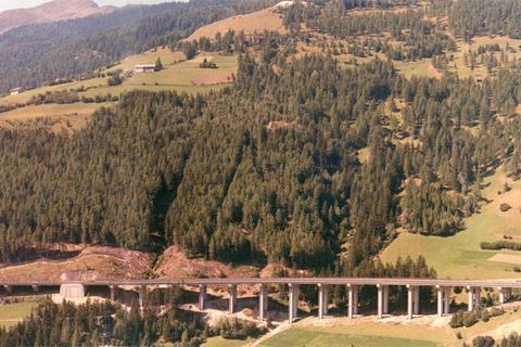 Il viadotto e la montagna - Armonia tra struttura e paesaggio alpino