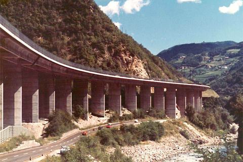 Il viadotto - Vista dal versante del viadotto nella tratta di autostrada tra Bolzano e Chiusa