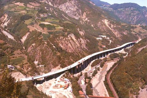 Una valle stretta - Il viadotto costeggia morbidamente il versante della valle