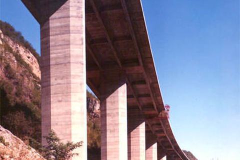 Pavimentazione del viadotto - Copertura del viadotto larga 22.10 m realizzata con piastre precompresse